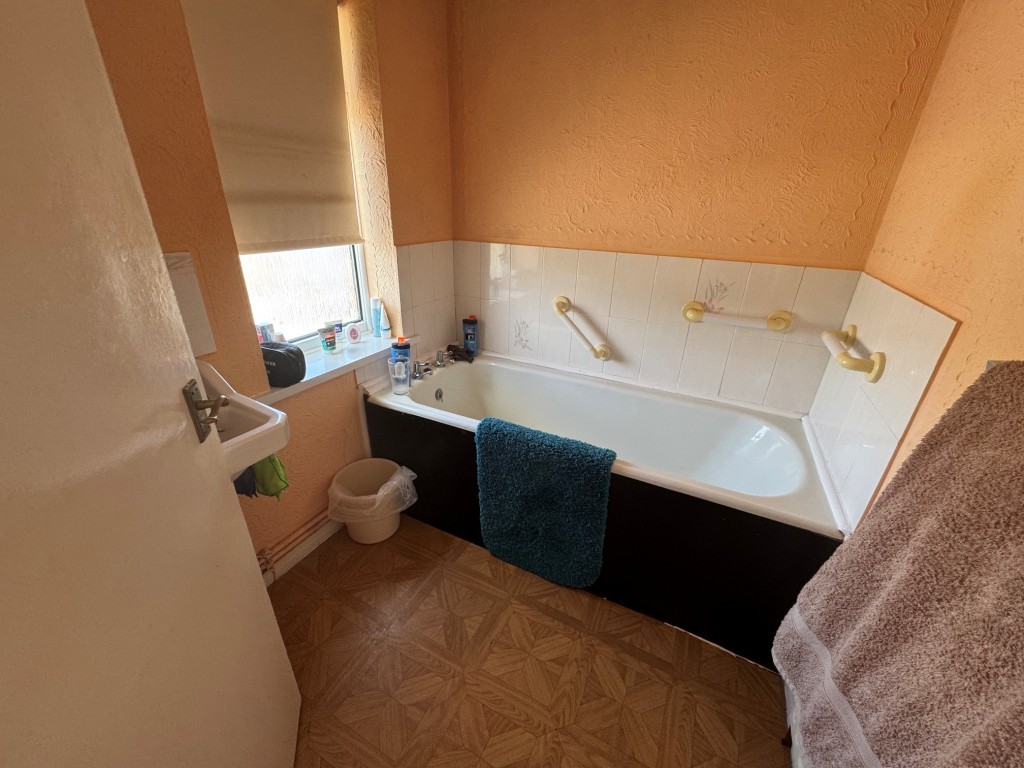 Lot: 112 - FREEHOLD STATUTORY RESIDENTIAL INVESTMENT - Bathroom